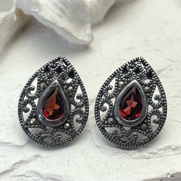 VINTAGE Sterling Silver Open Scroll Work Surrounding Red Gem Earrings - Picture 11 of 11